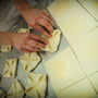 Bäckerei Weißbach › Handwerkliches Geschick beim Fertigen des Blätterteiges - Foto: © Devant Design