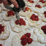 Bäckerei Weißbach › Gelieren der Erdbeeren - Foto: © Devant Design