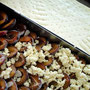 Bäckerei Weißbach › Backblech mit Hefeteig, Pflaumen und Butterstreusel - Foto: © Devant Design