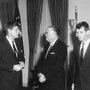 De gauche à droite : JFK, John Edgar Hoover (directeur du FBI) et Robert F. Kennedy (ministre de la Justice) (Maison Blanche - 23 février 1961).