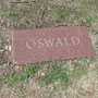 La tombe de Lee Harvey Oswald au cimetière de Rose Hill, à Fort Worth, Texas.