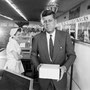 En pleine tournée électorale, le sénateur JFK s'arrête dans une boutique (Virginie-Occidentale - avril 1960).