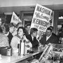 JFK s'arrête dans un bar pendant la campagne présidentielle (Nashua, New Hampshire - mars 1960).