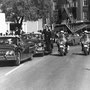 Photographie prise par le journaliste James Altgens. La Commission Warren a déterminé que cette photographie fut prise deux secondes après que la première balle (celle qui manqua la voiture) ait été tirée.