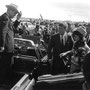 Le couple présidentiel, attendu par le gouverneur texan John Connally, s'installe dans la limousine.
