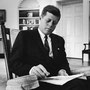 JFK travaillant dans son bureau de la Maison-Blanche.