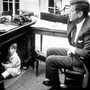 "John-John" jouant sous le bureau de son père (Maison-Blanche - octobre 1963).