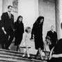 24 novembre 1963 : après s'être recueillie devant le cercueil du défunt président exposé dans la rotonde du Capitole toute la journée, la famille Kennedy (Robert à gauche, Jackie tenant ses deux enfants par la main) descend les marches du Capitole.
