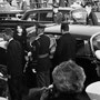 Jackie, Bob et les deux enfants de Kennedy descendent les marches du Capitole, où le cercueil du défunt président était exposé, et prennent place dans une voiture.