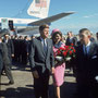 Le couple présidentiel foule le sol de l'aéroport de Love Field.