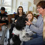 Schulhund Vega mit Frau Kumpf in der Klasse