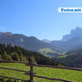 Der Weg hinauf zum Würzjoch mit Blick auf die Dolomiten