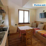 Appartement mit Doppelbett und Hochbett, Küchen- und Essbereich mit Bett, DU/WC/Bidet und Balkon