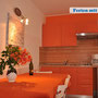 Appartement Orange - Wohnbereich mit Küchenzeile