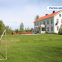 Gruppenhaus Sysslebäck mit Volleyball- und Fußballfeld