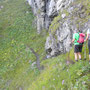 auf dem ausgesetzten Felsenpfad unterwegs zur Doldenhornhütte