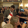 Autogramme im Foyer, Europapremiere "Klitschko" am 14.6.2011