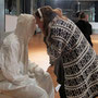 Patrick Praschma, Kino im Kopf – Ein Installationsversuch zum geistigen Auge. Diverse Materialien (Fieberglass-Puppe, Gibs-Maske, Polyester- Suit, Holz-Kiste) DVD-Player, LCD-Monitor