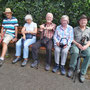 18.06.2025 Rundweg Oberauroff (im langen Grund) - P3: Die Pause wird zu einem Gruppenfoto genutzt.