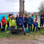 11.03.2026 Rundweg Esch-Bermbach - P1: Gruppenfoto an einer Stele des Waldemser Klangwegs am Escher Kopf.