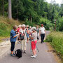 25.06.2025 Bad Schwalbach - Rundweg Kurpark - P2: Trinkpause auf dem Weg zum Waldsee.