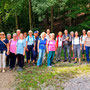 06.08.2025 Kiedrich (Stassen) Rundwanderweg - P1: Gruppenfoto an einer 180 Grad-Kehre, dem Wendepunkt der Wanderung.