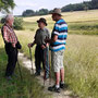 18.06.2025 Rundweg Oberauroff (im langen Grund) - P3: Schätzchen zwischen Dieter, Wolfgang und Manfred (von links).