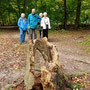 08.10.2025 Rundweg Parkplatz Baumwipfelweg Bad Camberg - P3: Die Gruppe hinter einem interessanten Baumstumpf  ...