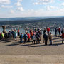 01.10.2025 Niederwalddenkmal-Rüdesheim: Die Gruppe auf der Terrasse vor dem Niederwalddenkmal. Gegenüber auf der anderen Rheinseite ist Bingen zu sehen.