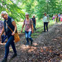 16.07.2025 Rundweg Parkplatz Saubrücke - Hirschkäferweg - P1: Auf fast ebenem Weg geht es weiter in Richtung Wallbach.