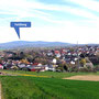 15.04.2026 Wallrabenstein - Graf Walram Rundweg - P1: Blick von der "Kapelle der Herzen" über Wallrabenstein zum Feldberg.