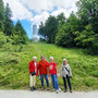 11.06.2025 Rundweg Großer Feldberg - P2: Gruppenfoto mit dem großen Sendeturm des Feldbergs im Hintergrund.