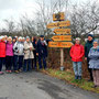 08.01.2025 Rundweg Bad Camberg (über Alsdorfer Weiher) - P1: Gruppenfoto an einem der neuen Wegweiser vom Kurpark bis zum Waldschloss.