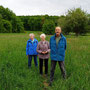 07.05.2025 Rundweg Esch - P3: Die kleine Gruppe auf einem Wiesenpfad.