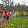 29.01.2025 Rundweg Parkplatz Eisersbach B417 - P1: Die Gruppe ist schon enteilt, während Ute, Ingrid, Gertrud und Roland noch etwas an dem Wasserloch verweilen.