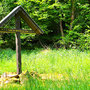 21.05.2025 Rundweg Theißtal - P2: Ein Kreuz am Wegesrand mit einem sehr aktuellen Wunsch.