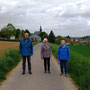 07.05.2025 Rundweg Esch - P3: Die kleine Gruppe auf dem Bermbacher Weg. Im Hintergrund die ev. Kirche in Esch.