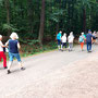 20.08.2025 Runde Mensfelder Kopf - Rotes Meer - P1: Wir verlassen den Gipfel des Mensfelder Kopfs und wandern durch ein Waldstück in Richtung Rotes Meer.