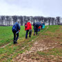 25.03.2026 Rundweg Auf der Schanz-Heftrich-Silbersee - P1: Auf einem Wiesenweg hinauf zum Waldrand oberhalb von Bermbach.
