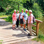 25.06.2025 Bad Schwalbach - Rundweg Kurpark - P1: Gruppenfoto auf der kleinen Brücke über den Waldsee.