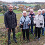 22.10.2025 Rundwanderweg Ober-Niederrod - P3: Gruppenfoto mit Oberrod im Hintergrund.