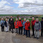 01.04.2026 Hofgut Hühnerkirche-Limbach - P3: Gruppenfoto an der Feldwegekreuzung Sportplatz Limbach mit Limbach im Hintergrund.