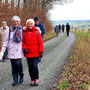 08.01.2025 Rundweg Bad Camberg (über Alsdorfer Weiher) - P1: Zwei fröhliche Wanderinnen auf dem Weg zum Alsdorfer Weiher.