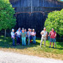 14.05.2025 Burgschwalbach-Hahnstätten - P1: Gruppenfoto an einer Feldscheune.