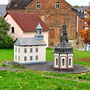 15.10.2025 Radweg an der L3031 (hinter Beuerbach)-Dauborn (über Gnadenthal): Zwei Kirchenmodelle in Dauborn.