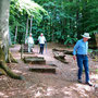 21.05.2025 Rundweg Theißtal - P1: ... dann führt uns eine Treppe hinunter ins Theißtal.