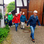 07.05.2025 Rundweg Esch - P1: Vom Parkplatz durch ein schmales Gäßchen in Richtung der ev. Kirche in Esch.
