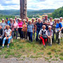 23.07.2025 Escher Kopf-Walsdorf - P1/P2: Gemeinsames Gruppenfoto an einem Objekt des Waldemser Klangwegs am Escher Kopf.