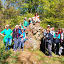 22.04.2026 Rundweg Siedlung Wildpark (über Hohe Kanzel) - P1: Gruppenfoto am Gipfelstein der Hohen Kanzel.