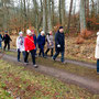 15.01.2025 Rundweg Zugmantel bei Orlen - P1/P2: Auf dem Anstieg in Richtung Eschenhahn. An der nächsten Kreuzung trennen sich die Wege von P1 und P2.